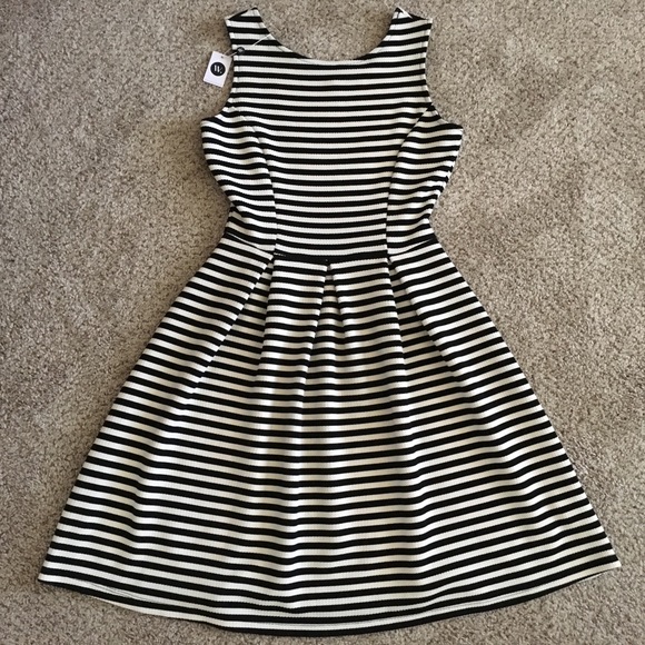 Gilli Sleeveless Fit and Flare Dress - size S - Picture 2 of 5